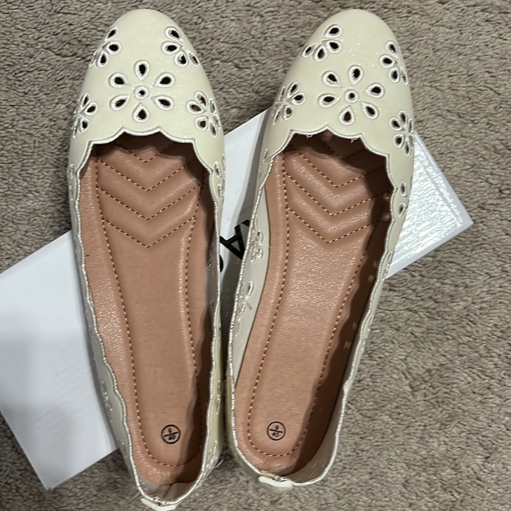 Women’s Ballet Flats NEW IN BOX!!